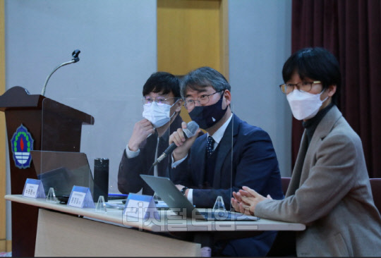 황경일 OTT음악저작권대책협의체 의장(가운데)이 17일 서울 여의도 중앙보훈회관에서 열린 'OTT 음대협 기자간담회'에서 발언하고 있다. (왼쪽부터) 노동환 콘텐츠웨이브 정책부장, 황 의장, 허승 왓챠 PA이사. OTT음악저작권대책협의체 제공